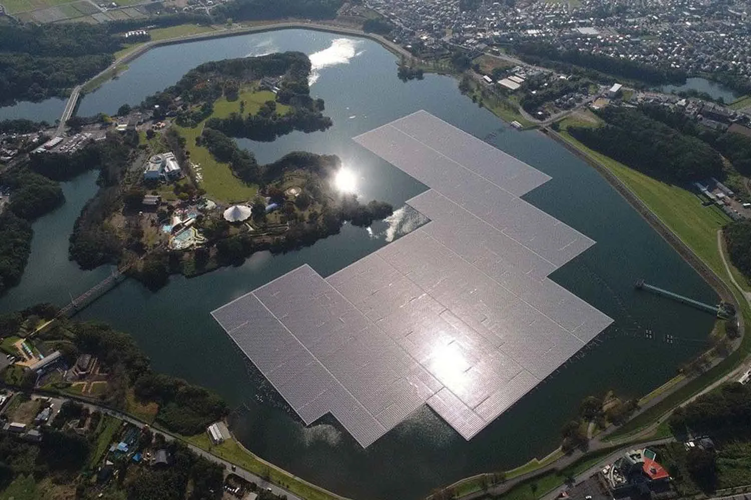 Fotovoltaico galleggiante: così il Giappone ha trasformato un serbatoio di una diga in una centrale solare che produce 13,7 MW di elettricità