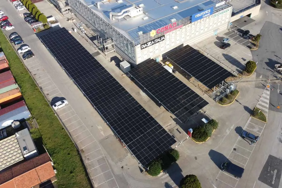 Parcheggi fotovoltaici in Italia, un grande potenziale poco sfruttato